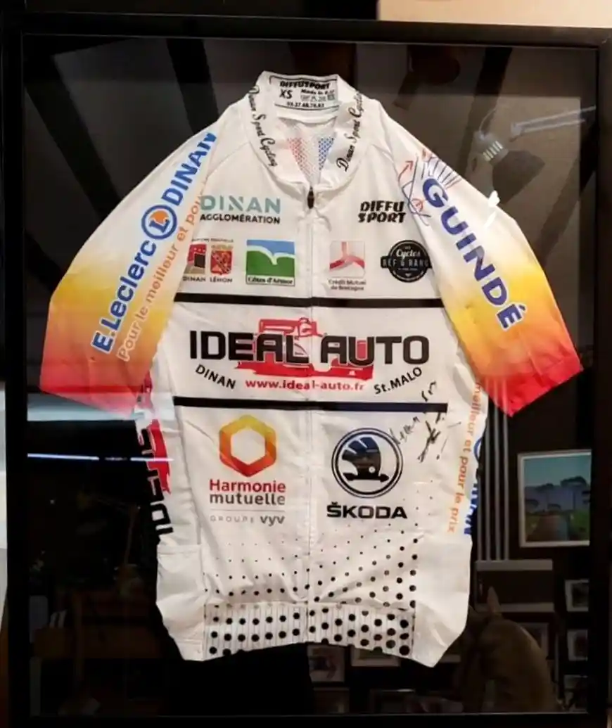 Camiseta deportiva enmarcada a medida en Pepe Davent