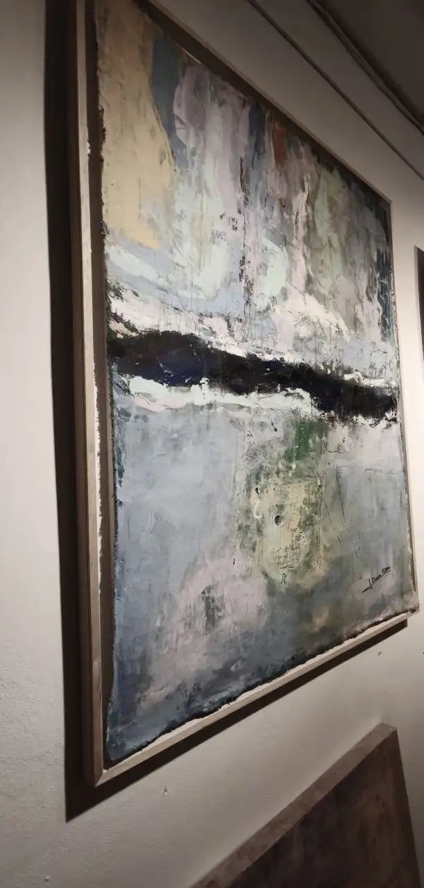 Lienzo abstracto presentado dentro de una caja americana oscura
