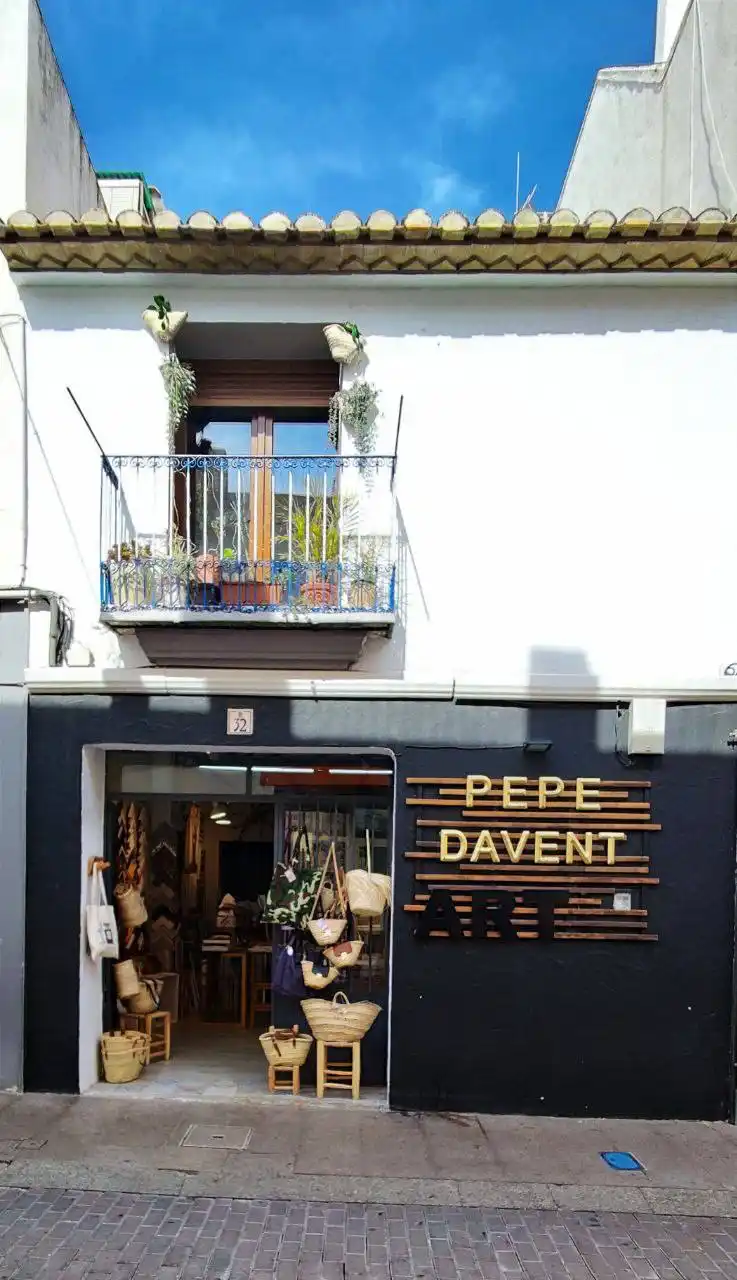 Fachada del taller Pepe Davent en el casco antiguo de Calpe