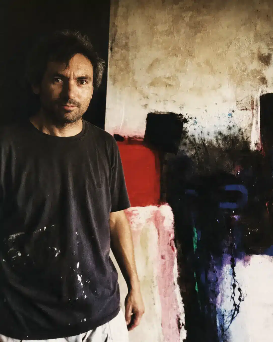 Daroca Rizzo, enmarcador y pintor de Pepe Davent, junto a una de sus obras