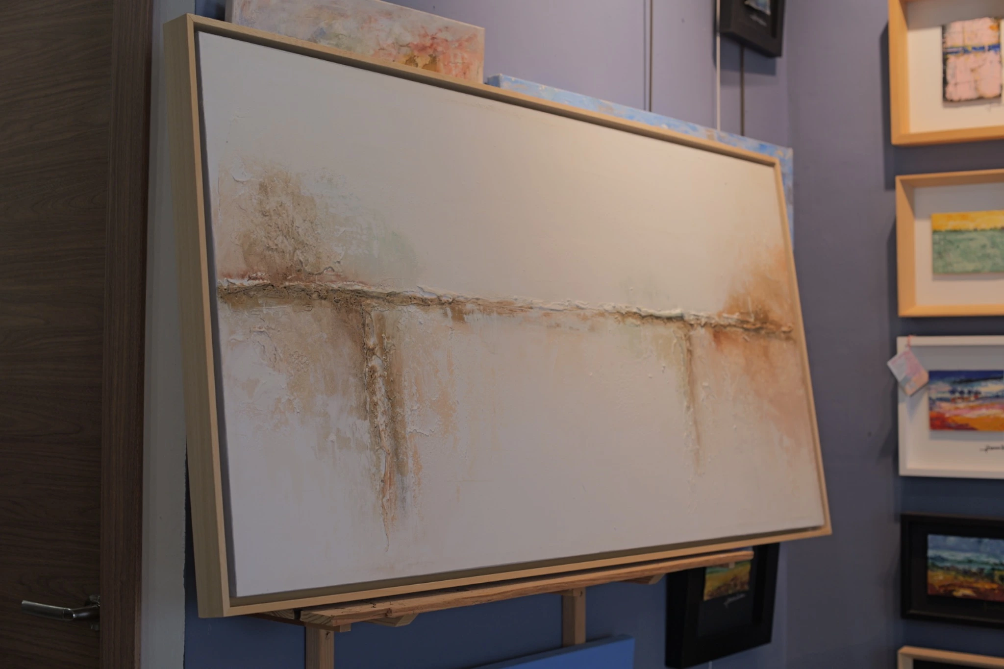 Lienzo abstracto presentado en una caja americana de madera natural