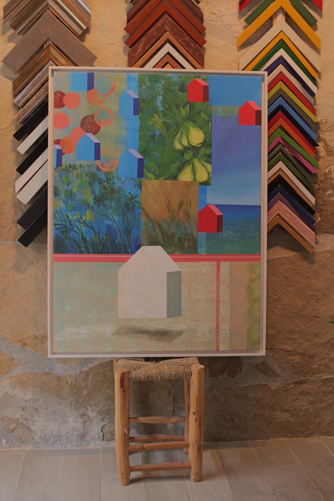 Lienzo contemporáneo enmarcado con perfil claro junto a un muestrario de molduras de distintos colores