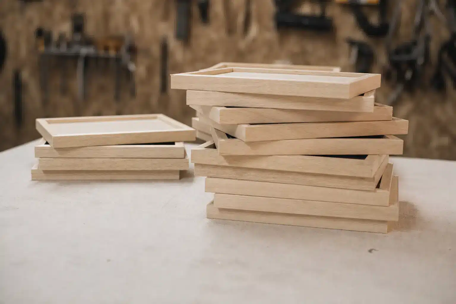 Marcos de madera preparados en serie en el taller