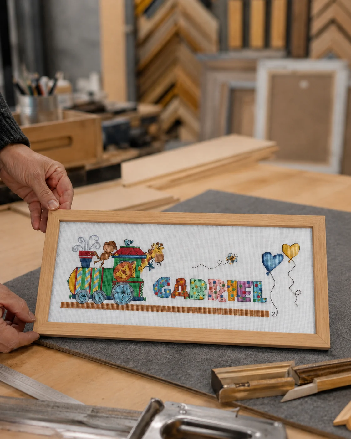 Punto de cruz infantil Gabriel enmarcado con moldura de madera natural en el taller Pepe Davent