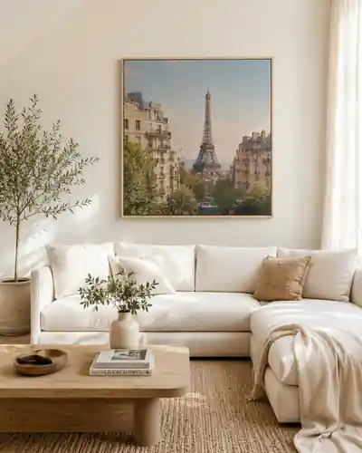 Puzzle vertical enmarcado con marco de madera sobre un sofá en un salón contemporáneo