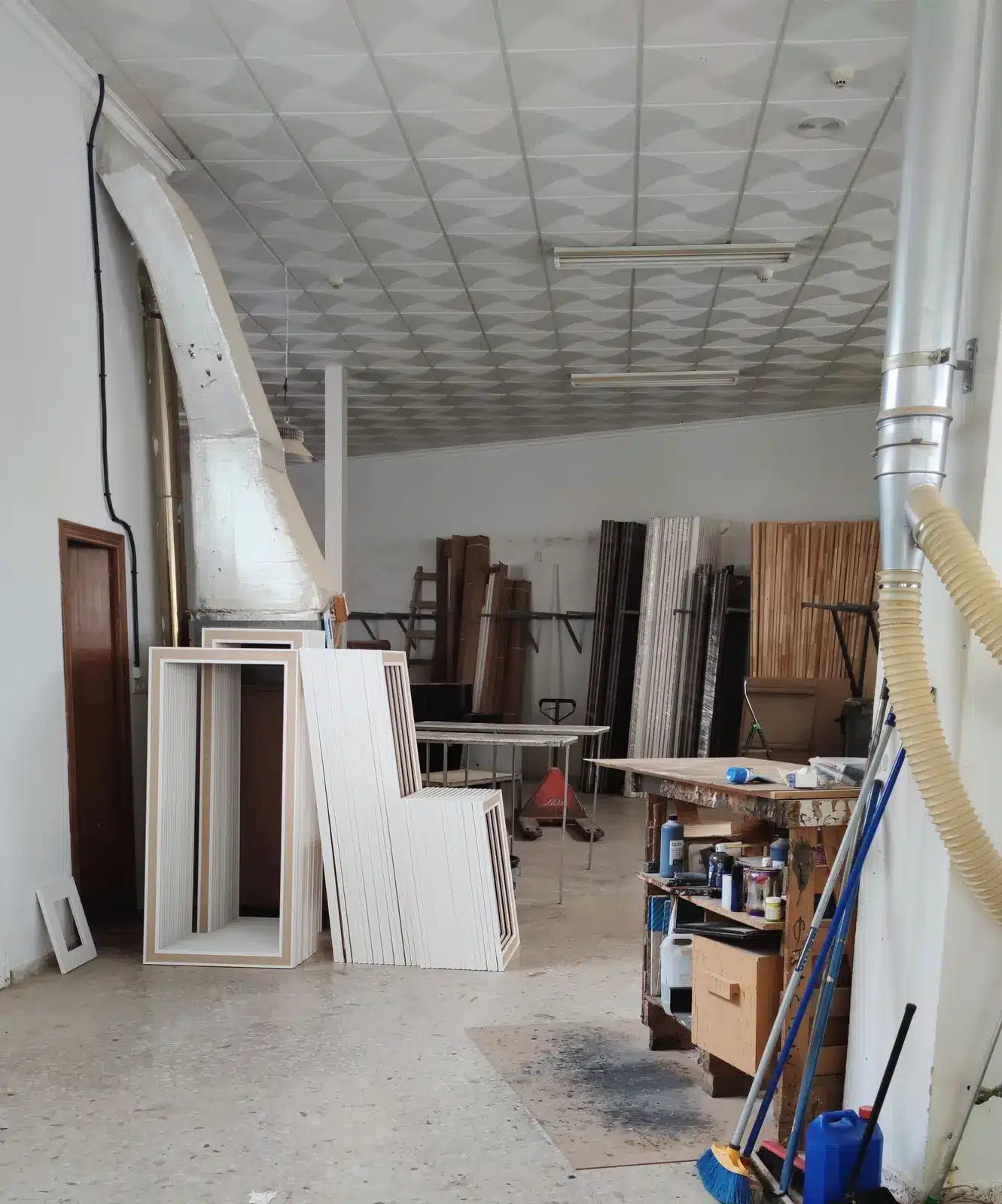 Interior del taller de enmarcación Pepe Davent en Calpe