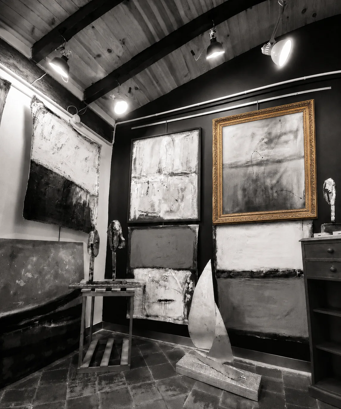 Estudio de Pepe Davent con varias pinturas abstractas sobre lienzo expuestas en las paredes