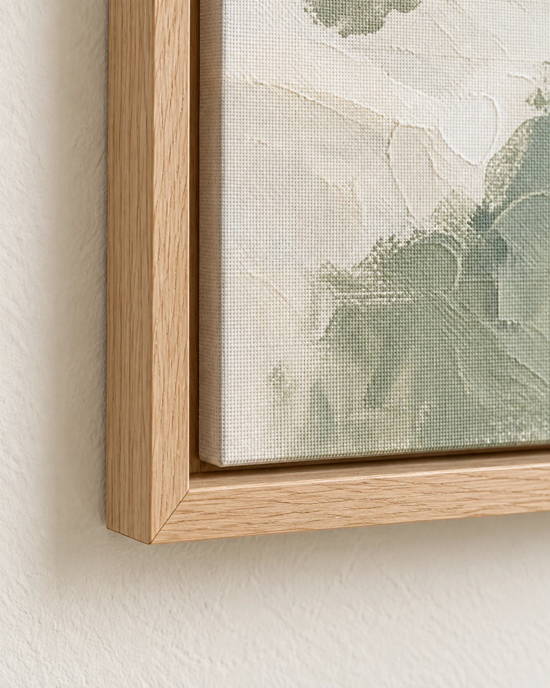 Detalle de una caja americana de madera natural con unión a inglete, veta visible y separación junto al lienzo.